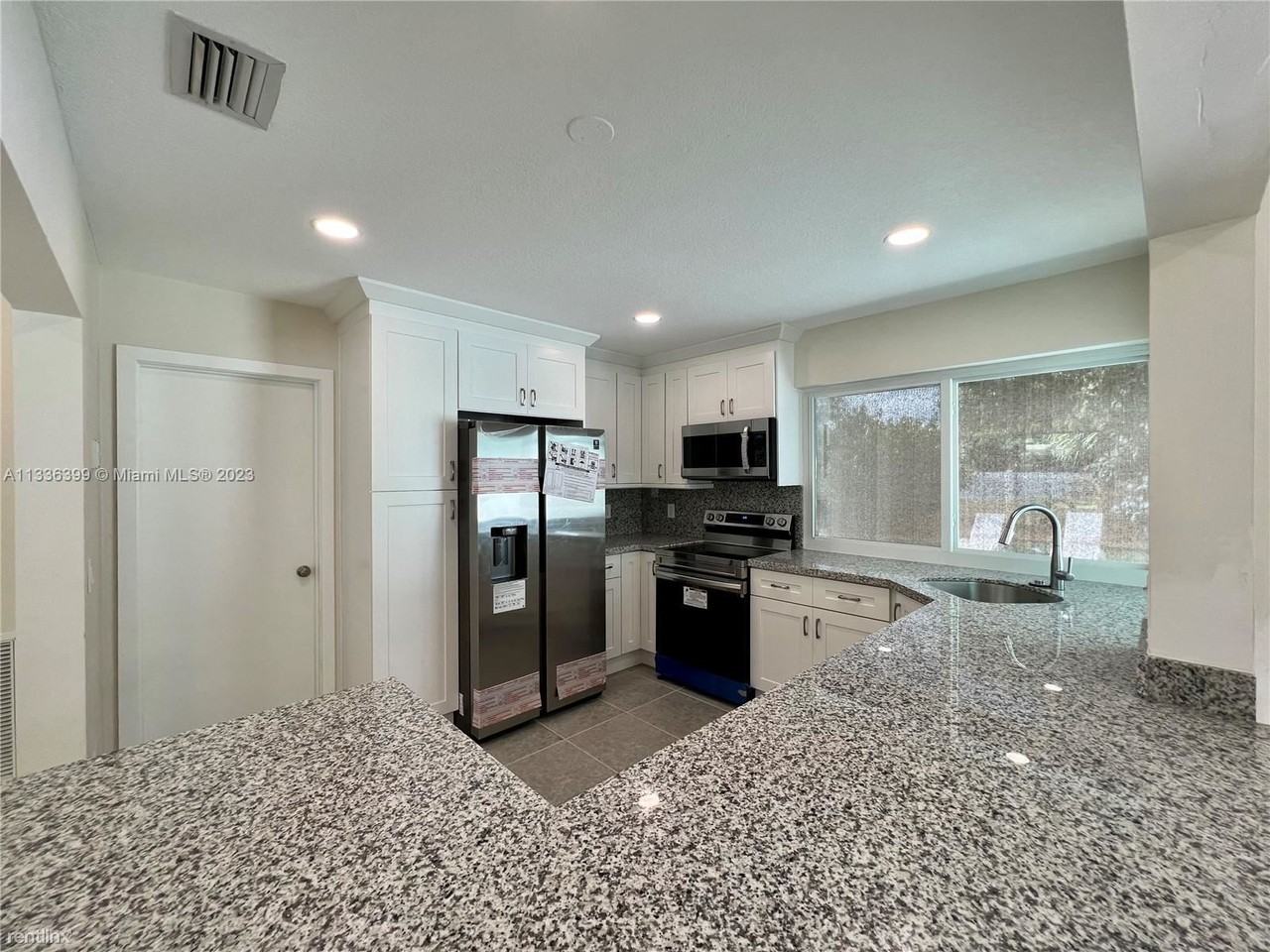 741 Sandlewood Ln - Photo 3 of 11