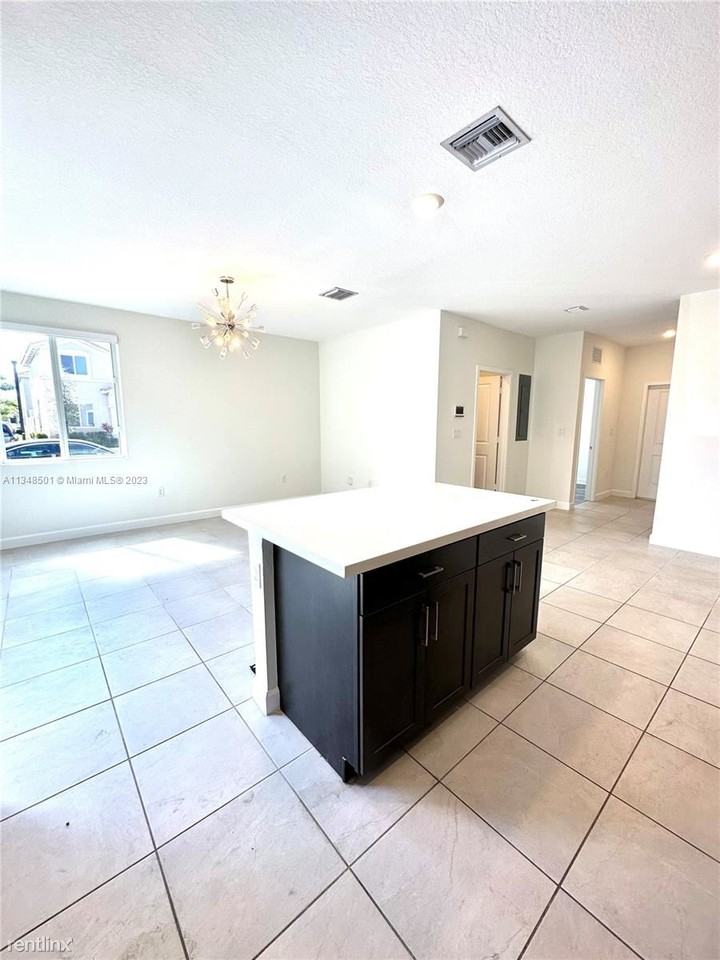 2418 Se 10th Ct - Photo 3 of 10