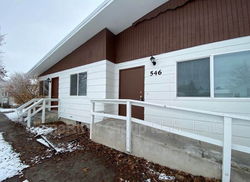 546 N 3rd W - Photo 2 of 18