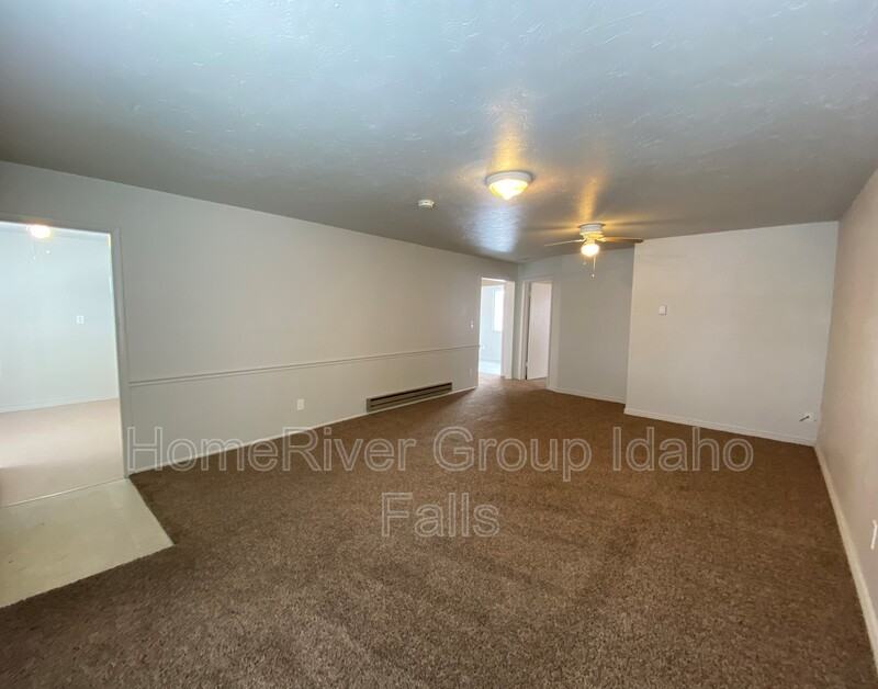 546 N 3rd W - Photo 3 of 18