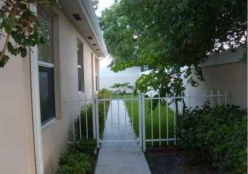168 S Hampton Dr - Photo 3 of 6