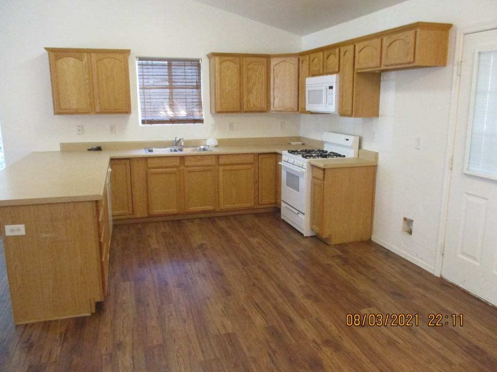 840 N 1st Ave - Photo 3 of 11