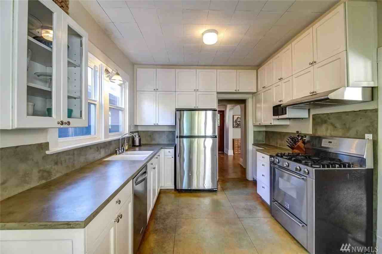 1911 9th Ave W #4 - Photo 3 of 9