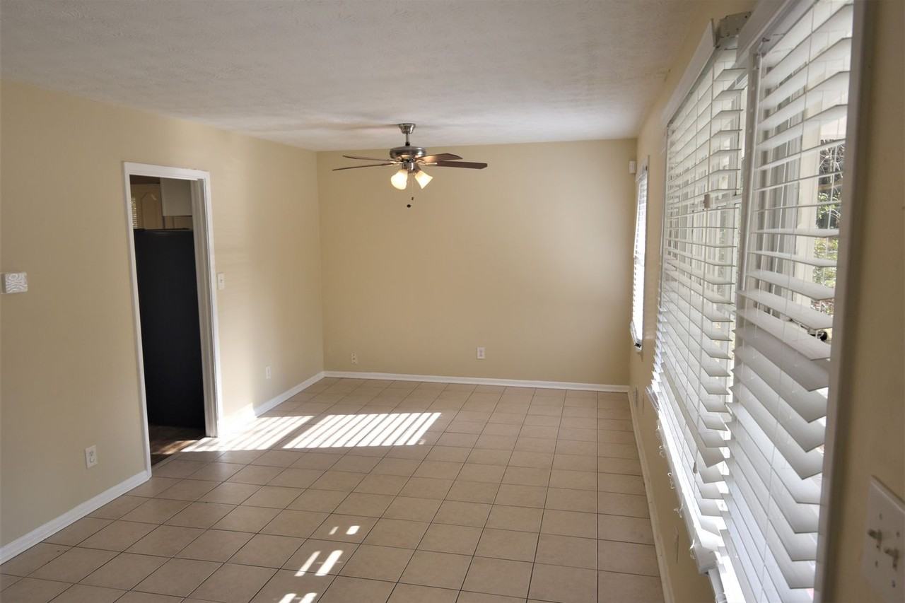 11 Regency Way Se - Photo 2 of 9