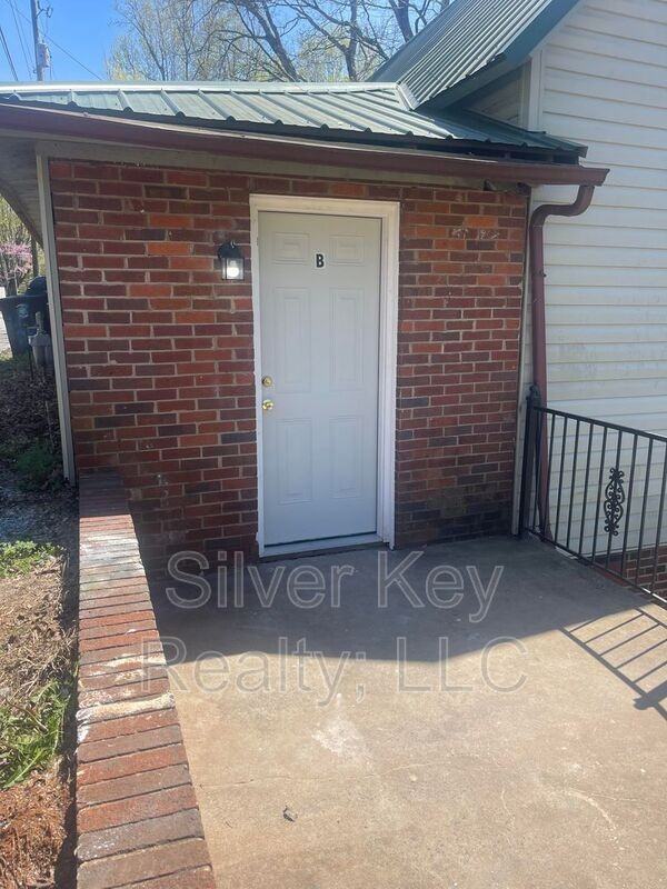 154 S Jackson St #B - Photo 2 of 8