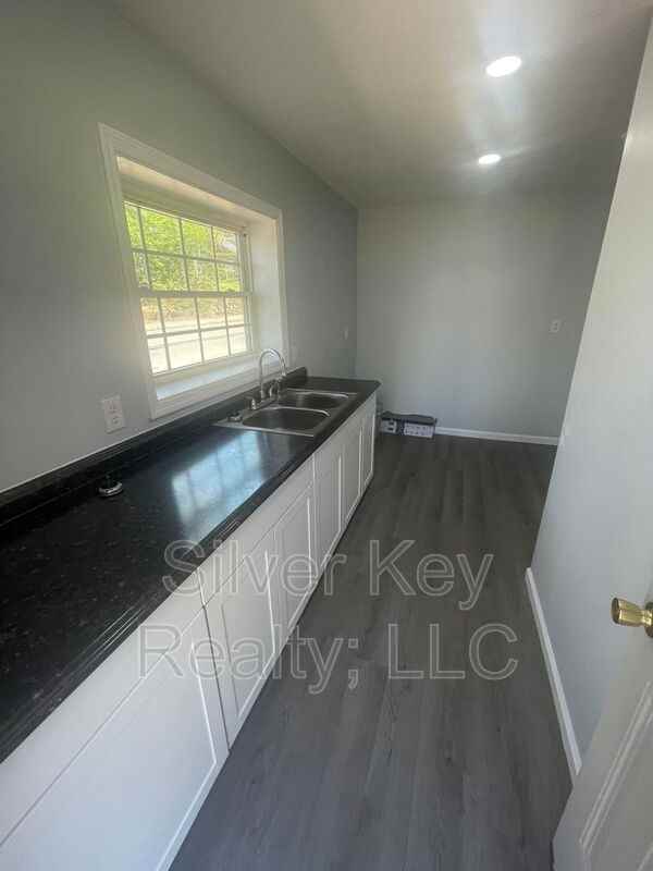 154 S Jackson St #B - Photo 3 of 8