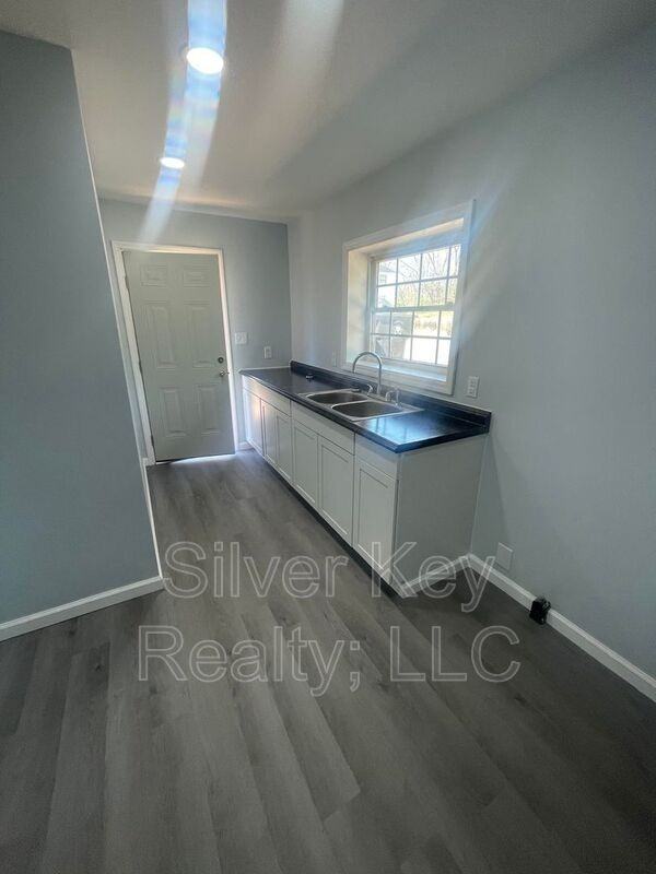 154 S Jackson St #B - Photo 4 of 8