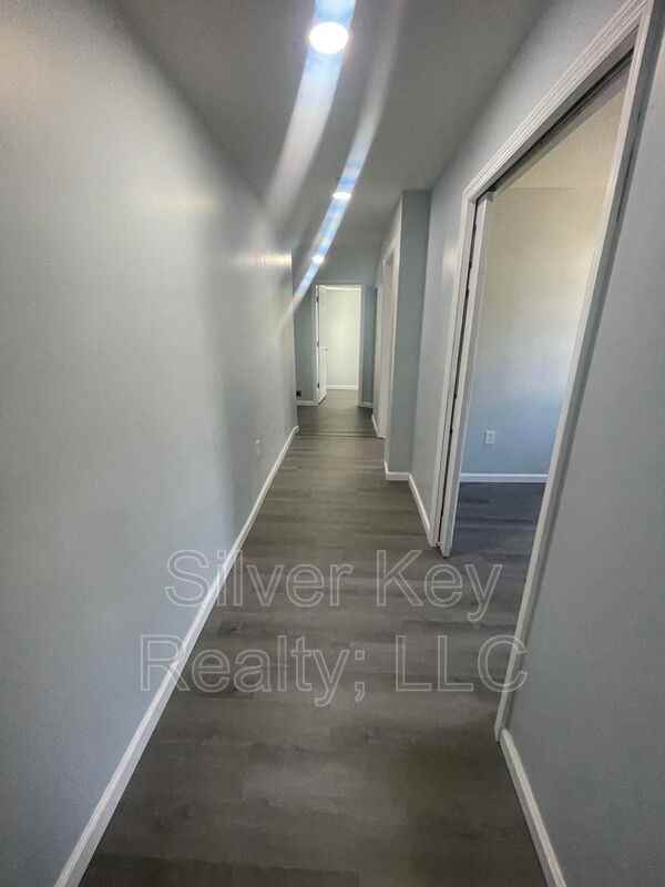 154 S Jackson St #B - Photo 5 of 8