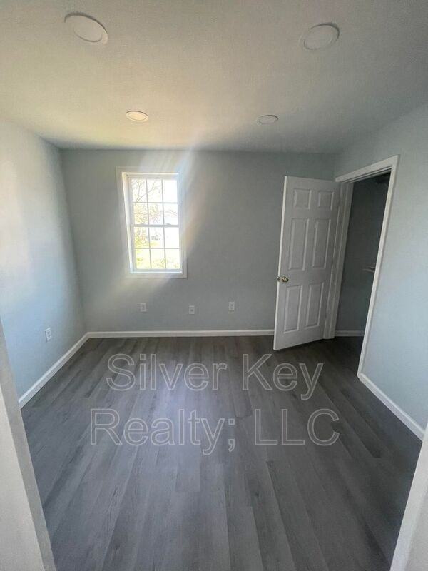 154 S Jackson St #B - Photo 6 of 8