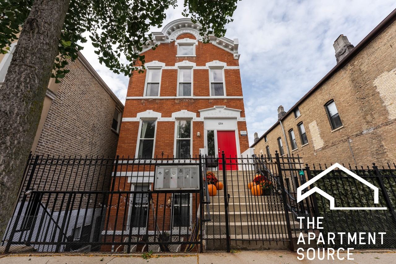 Great 3BR/2BA Close to Blue Line! Apartments N Greenview Ave & W