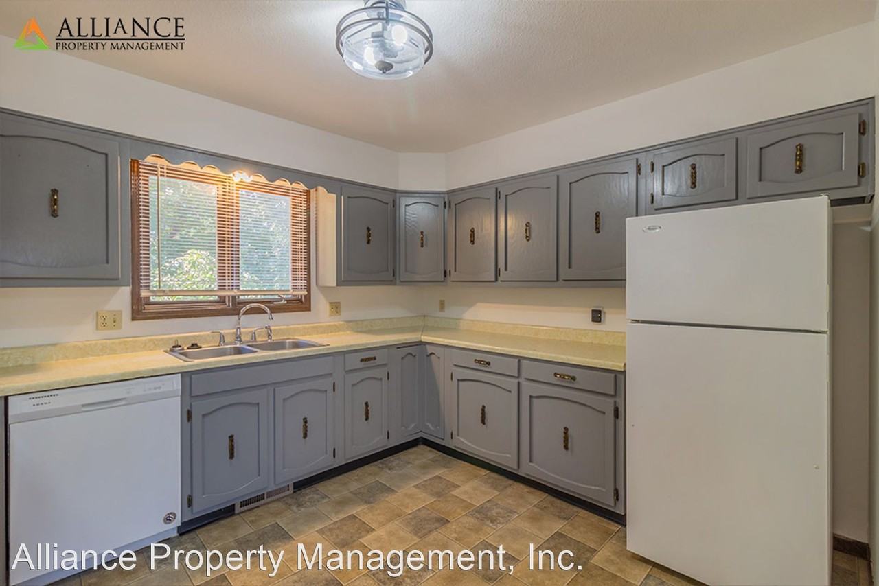 1311 Overlook Dr - Photo 3 of 46