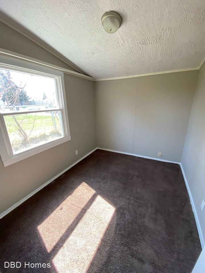 1115 Grant Ave - Photo 3 of 8