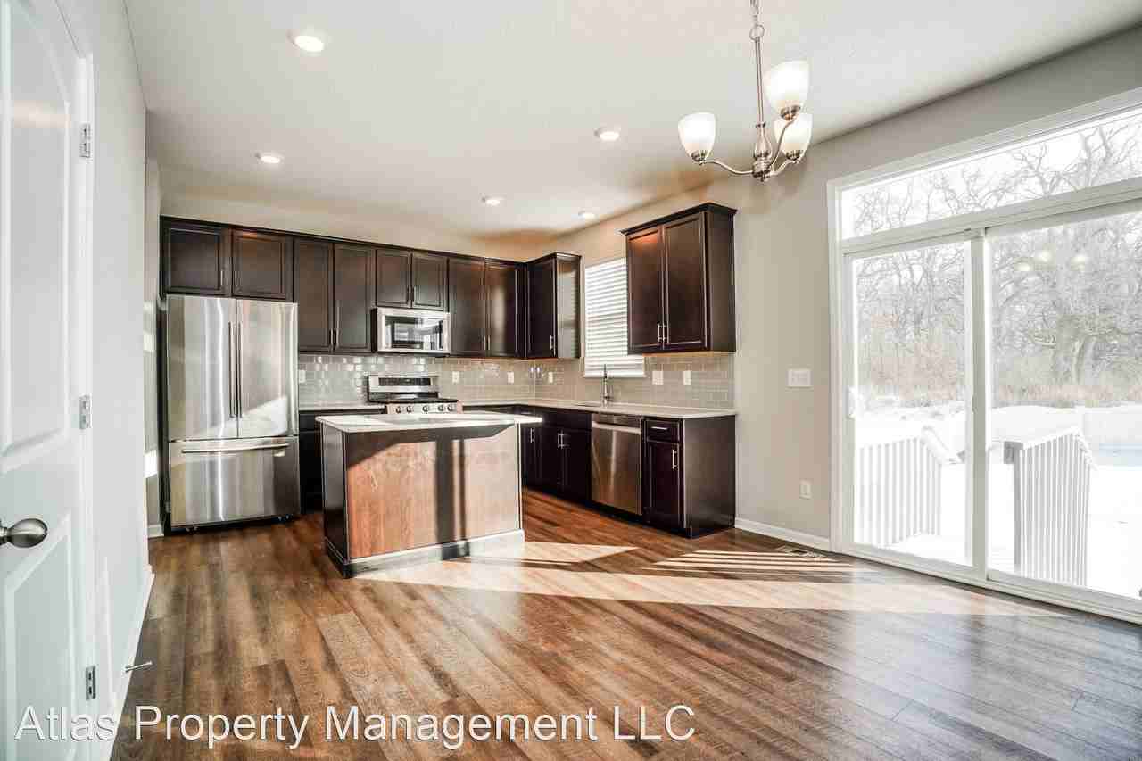 1322 Forest Edge Dr - Photo 3 of 18