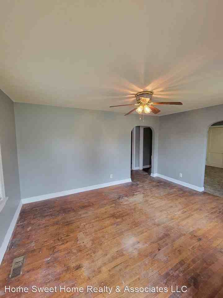 1890 N Broadway Ave - Photo 3 of 11