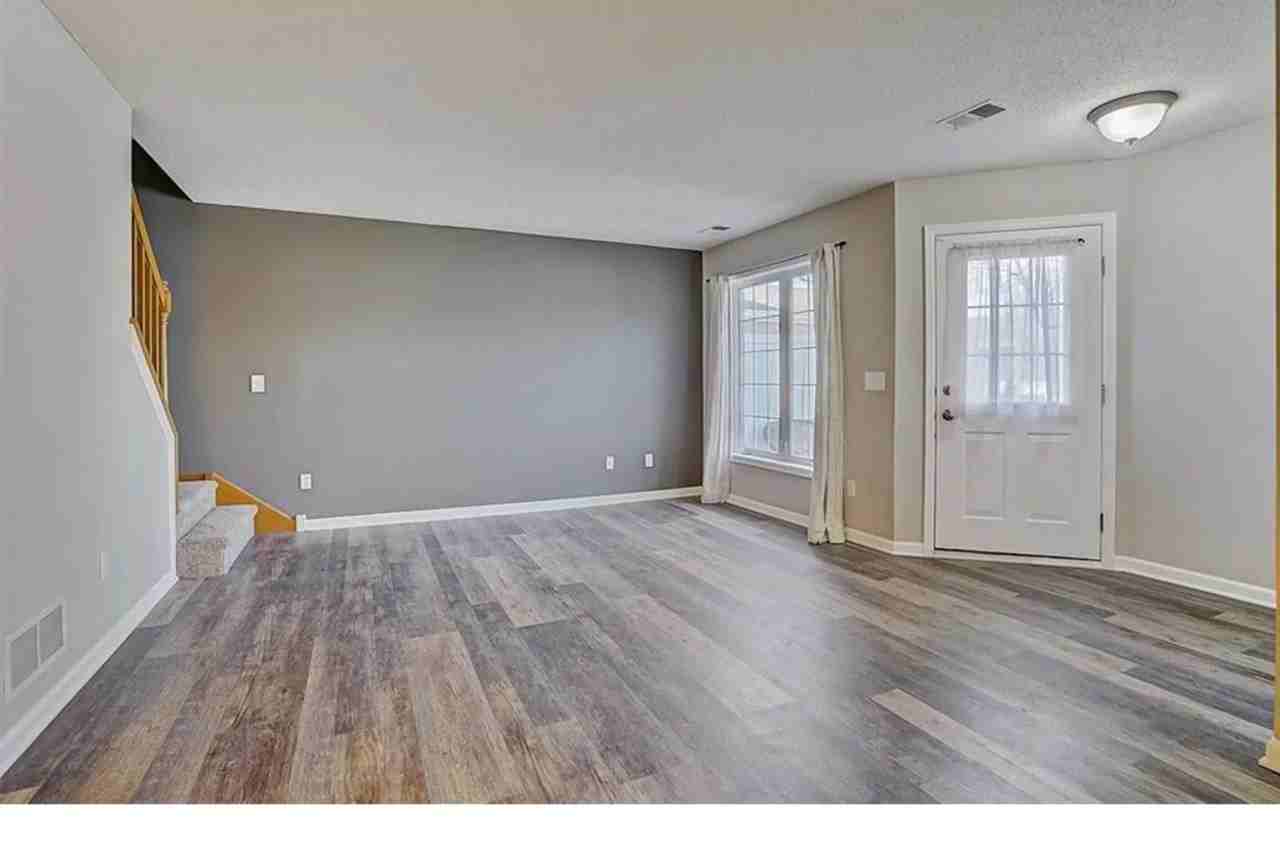 1127 Primrose Ln - Photo 3 of 14