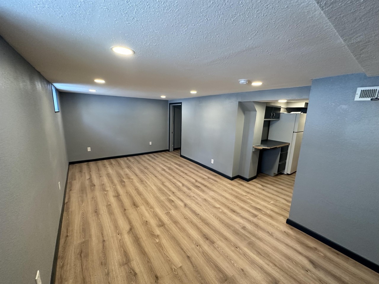 424 12th Ave #B - Photo 3 of 8