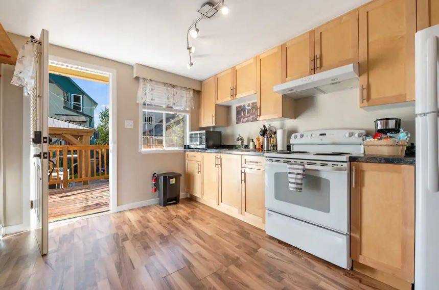 545 Atlantic St - Photo 3 of 16