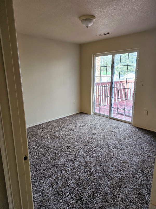 16902 Se Division St - Photo 3 of 9