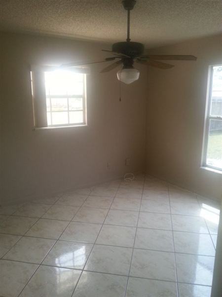 525 W Perry St - Photo 2 of 6