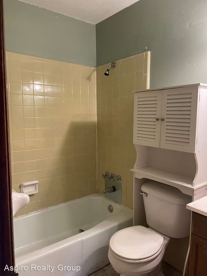 5300 Southboro Court - Photo 3 of 10