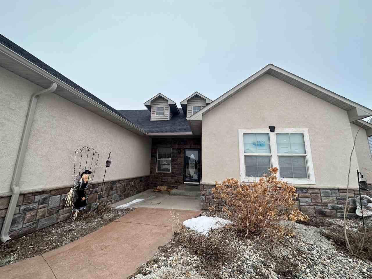 1526 Creekside Dr W - Photo 2 of 11