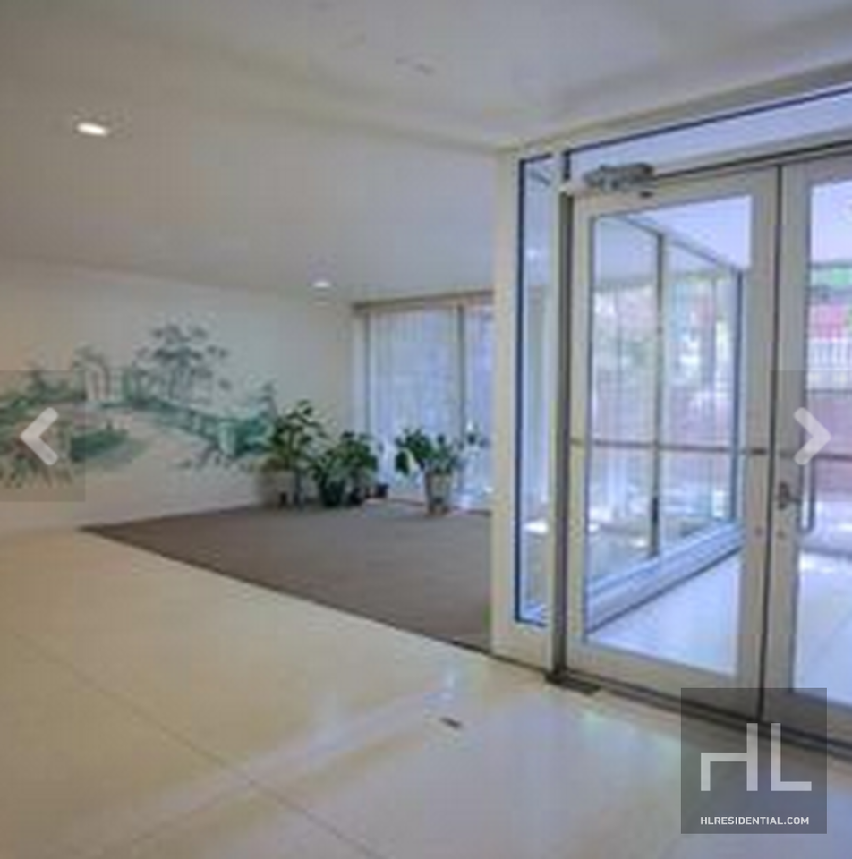 Bowne St #1F - Photo 2 of 4