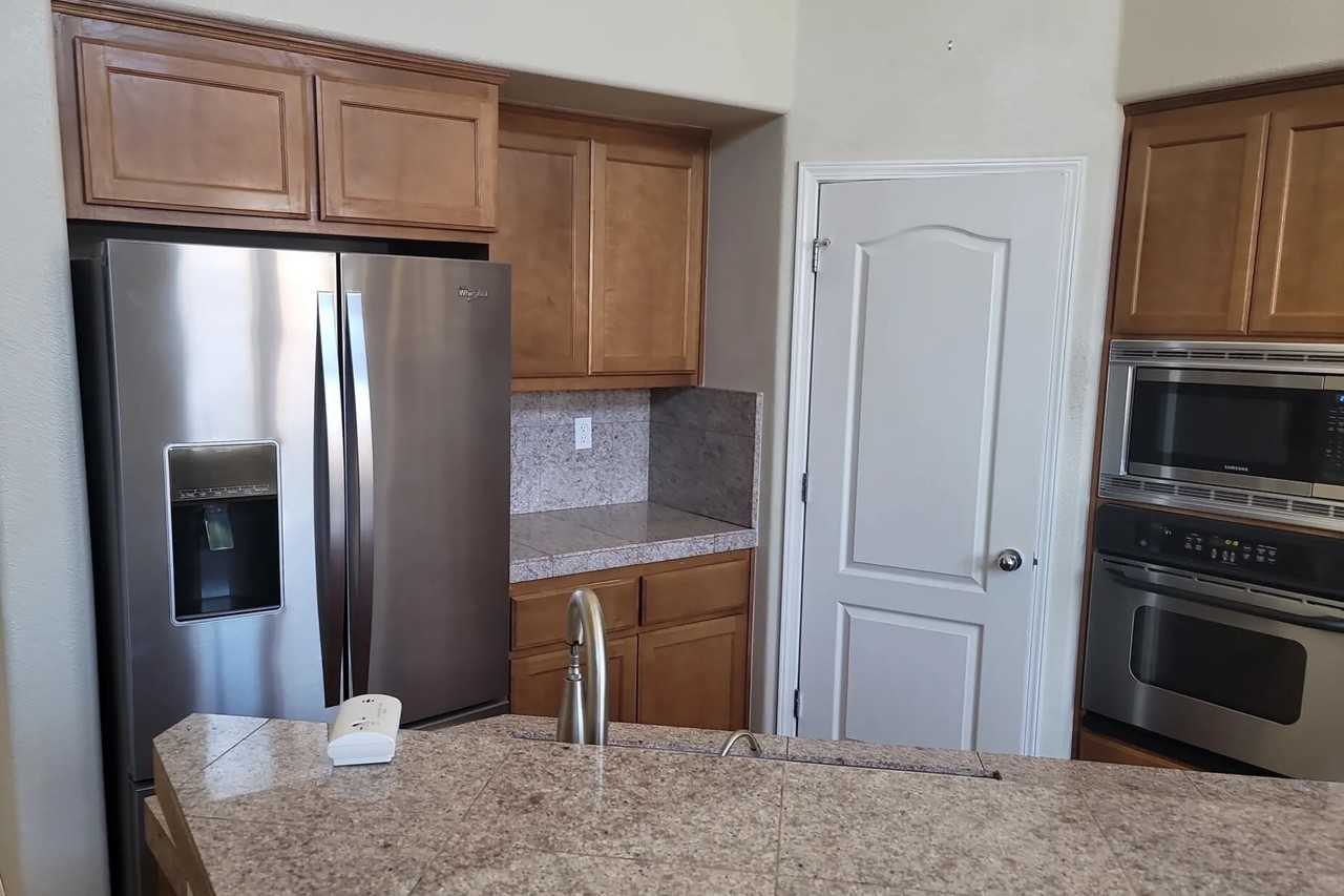 2396 Berkshire Ln - Photo 2 of 8