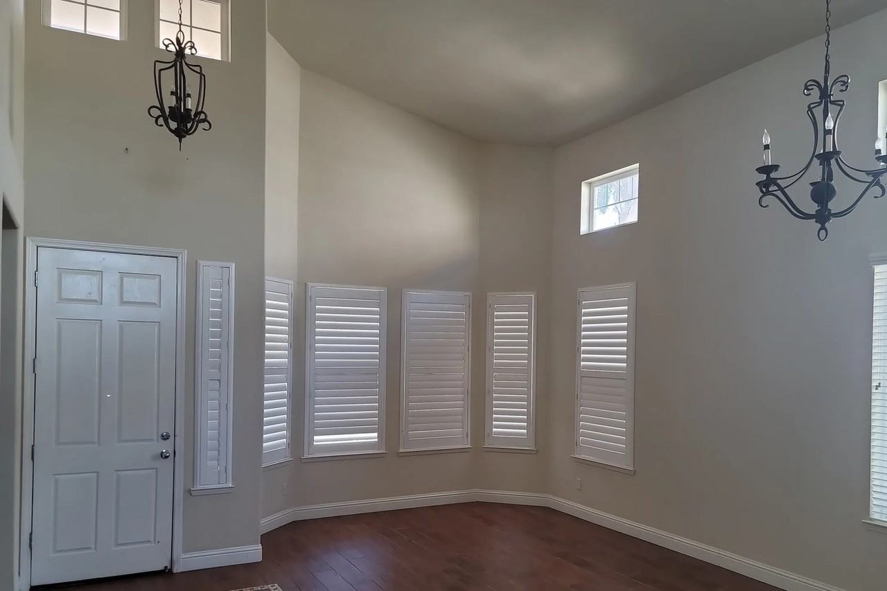 2396 Berkshire Ln - Photo 3 of 8