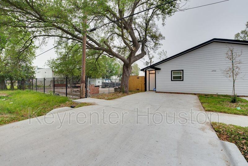 2702 Reid St #A - Photo 3 of 27