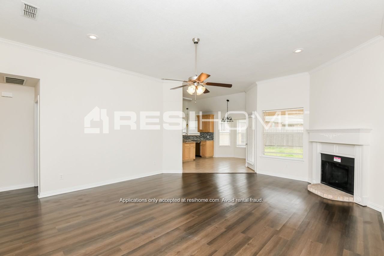 1410 Hyde Park Blvd - Photo 3 of 18