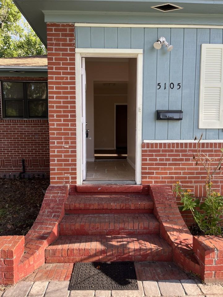 5105 Hollycrest Dr #1 - Photo 2 of 10