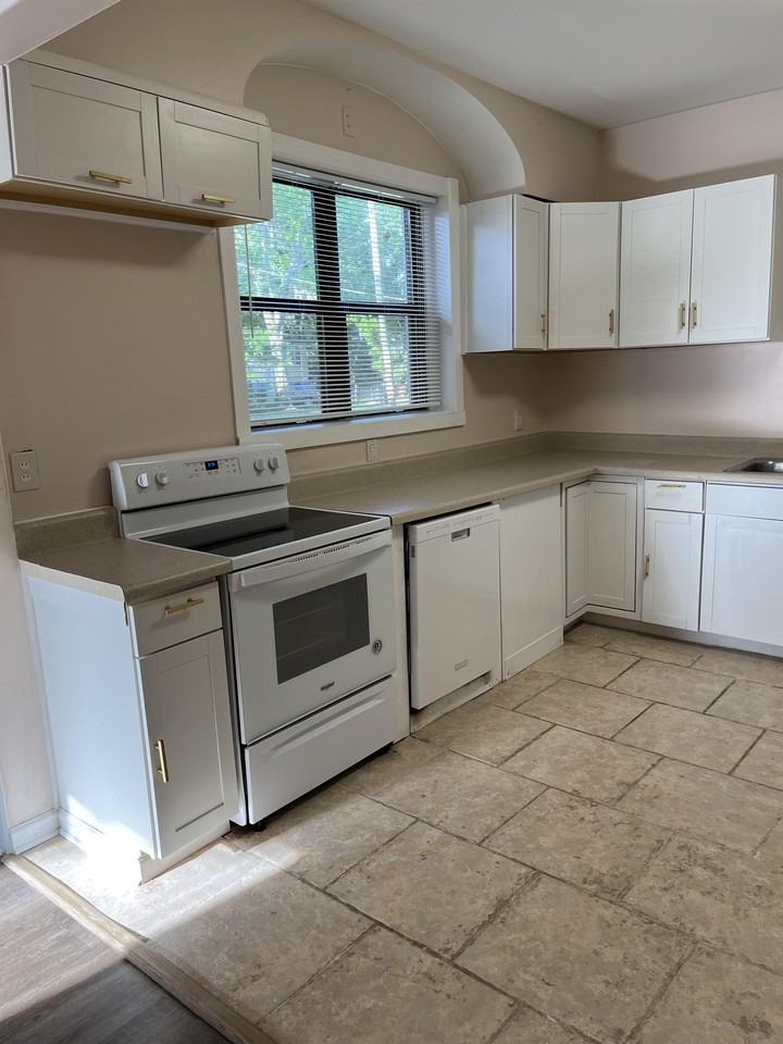 5105 Hollycrest Dr #1 - Photo 3 of 10