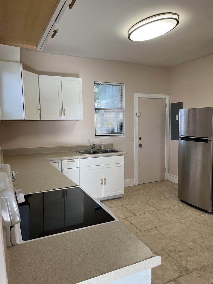 5105 Hollycrest Dr #1 - Photo 4 of 10