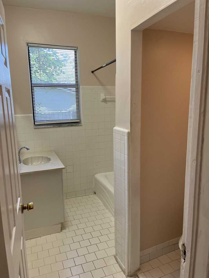 5105 Hollycrest Dr #1 - Photo 6 of 10