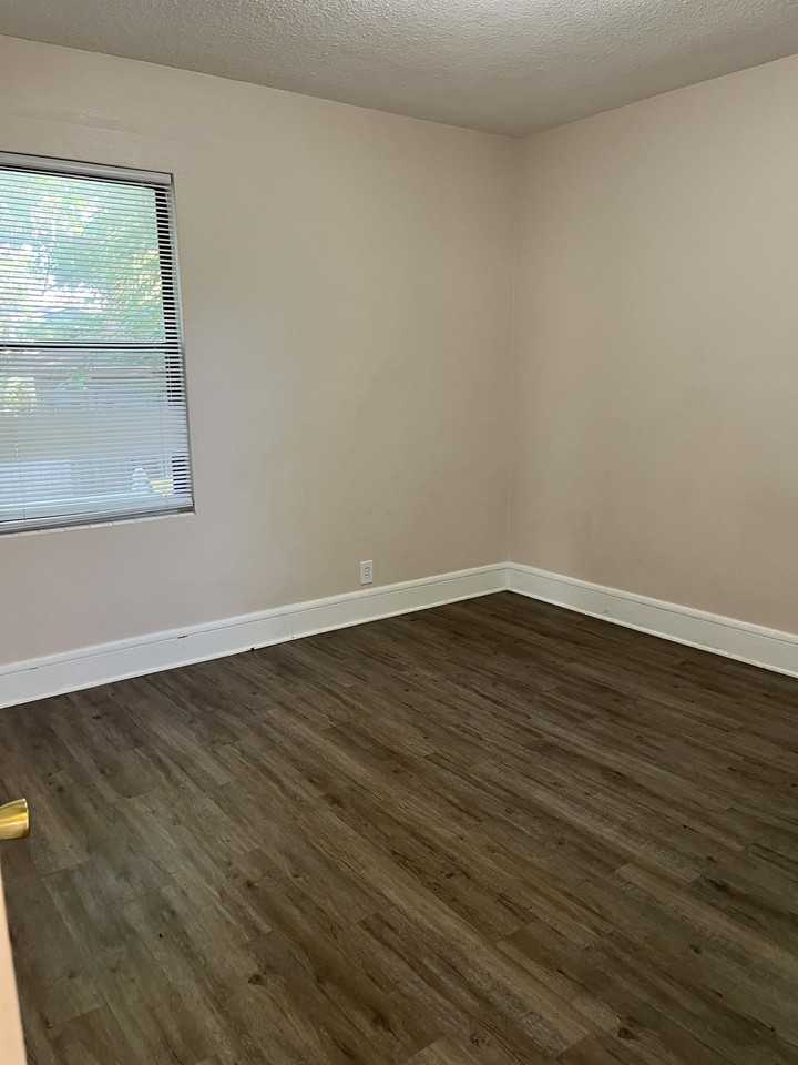 5105 Hollycrest Dr #1 - Photo 7 of 10