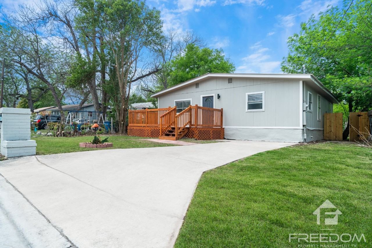 1824 Katy St - Photo 3 of 26