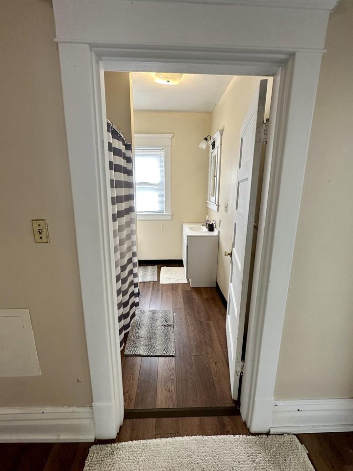 926 1/2 9th St #2 - Photo 3 of 13