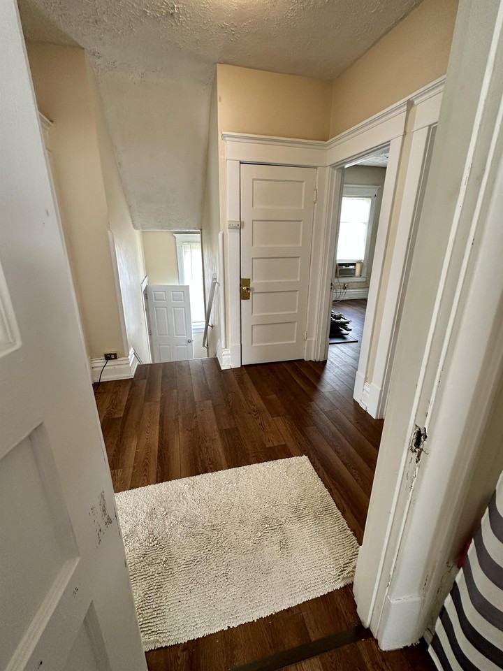 926 1/2 9th St #2 - Photo 4 of 13