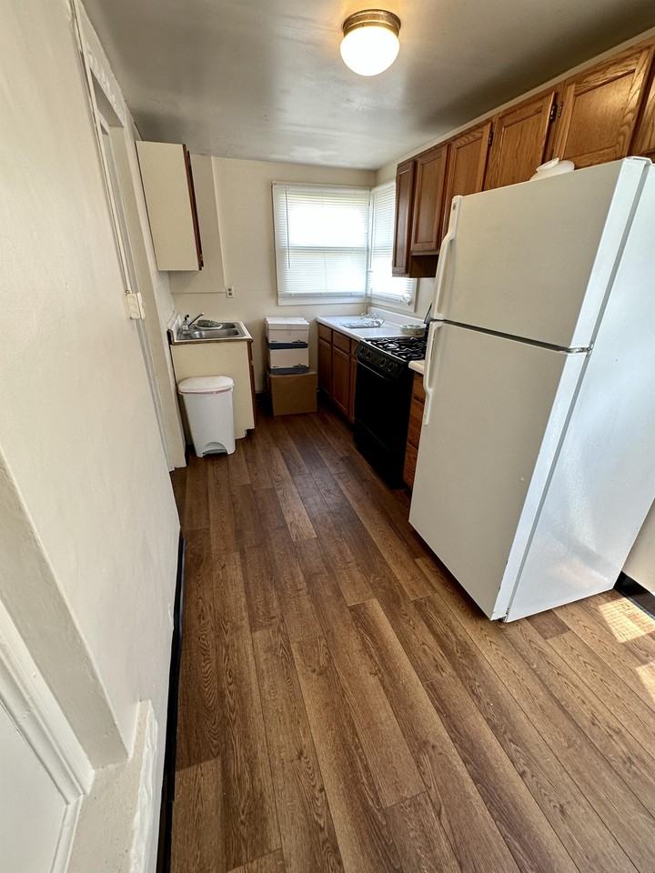 926 1/2 9th St #2 - Photo 6 of 13