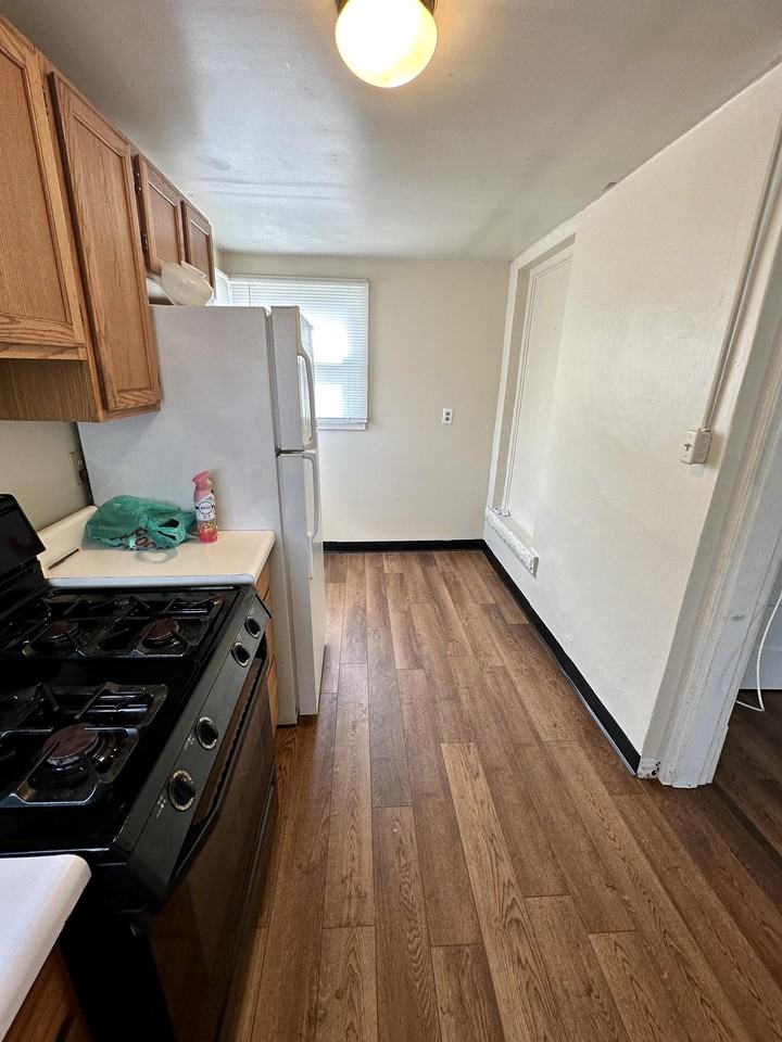 926 1/2 9th St #2 - Photo 7 of 13