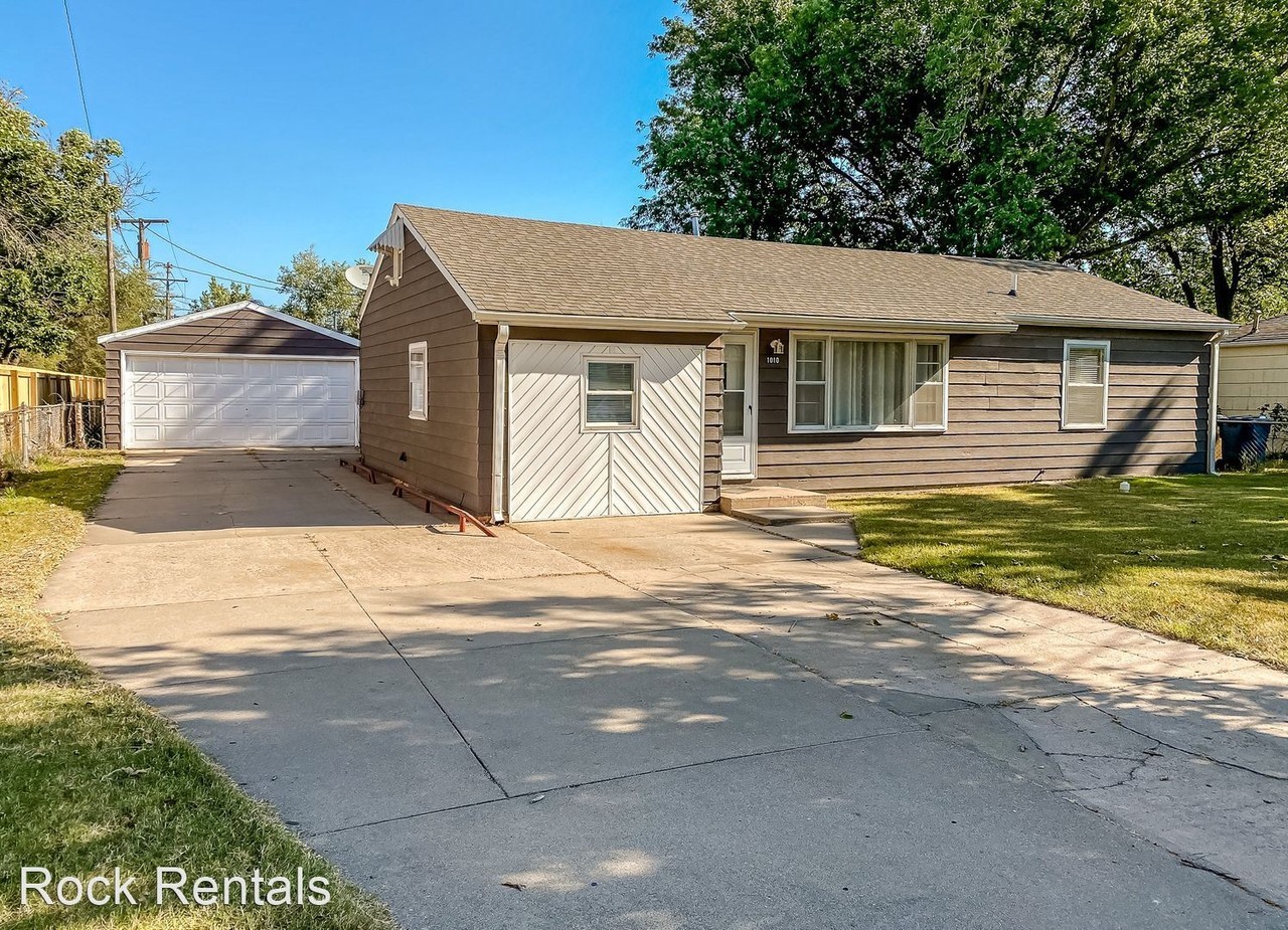 1010 College Ln - Photo 2 of 17
