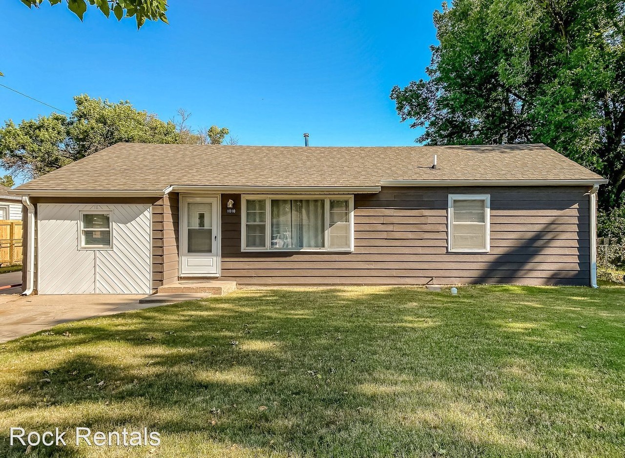 1010 College Ln - Photo 3 of 17