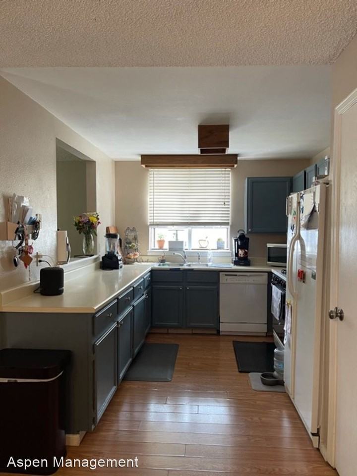 302 Lilac Cir - Photo 2 of 11