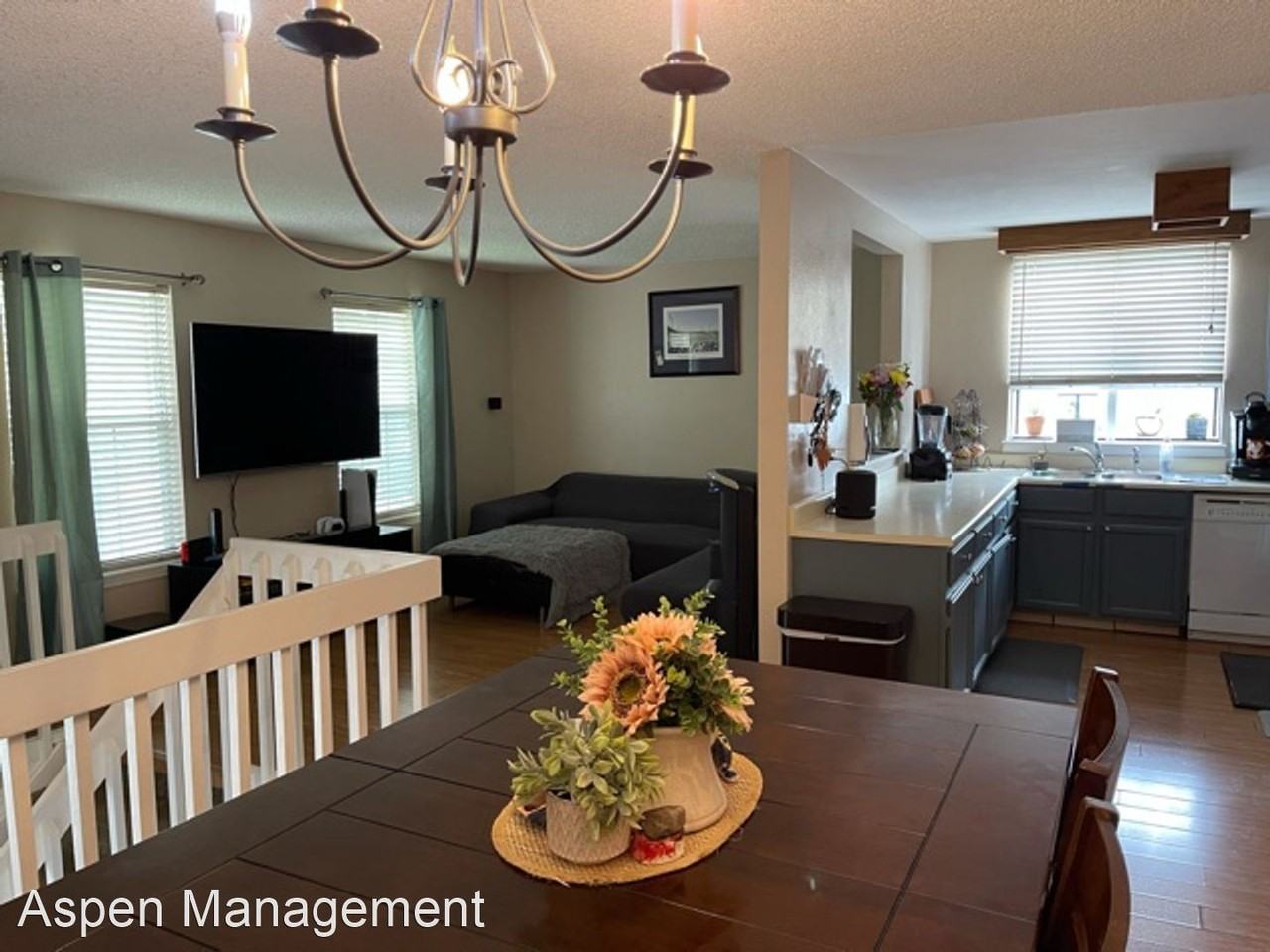 302 Lilac Cir - Photo 3 of 11