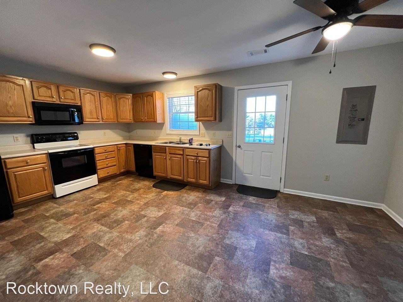 125 Center St - Photo 2 of 16