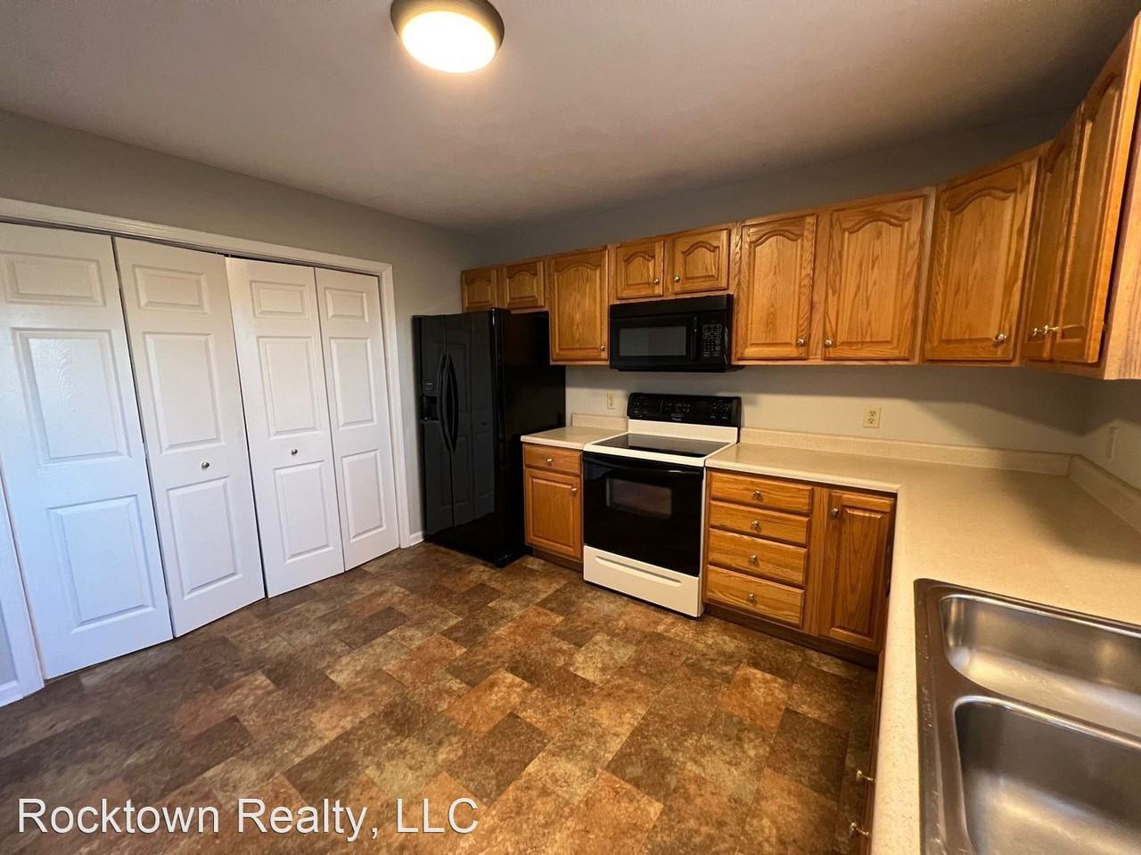 125 Center St - Photo 3 of 16