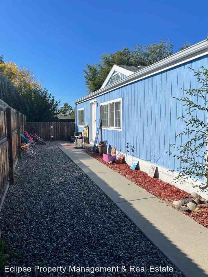 307 Honeysuckle Cir - Photo 2 of 13