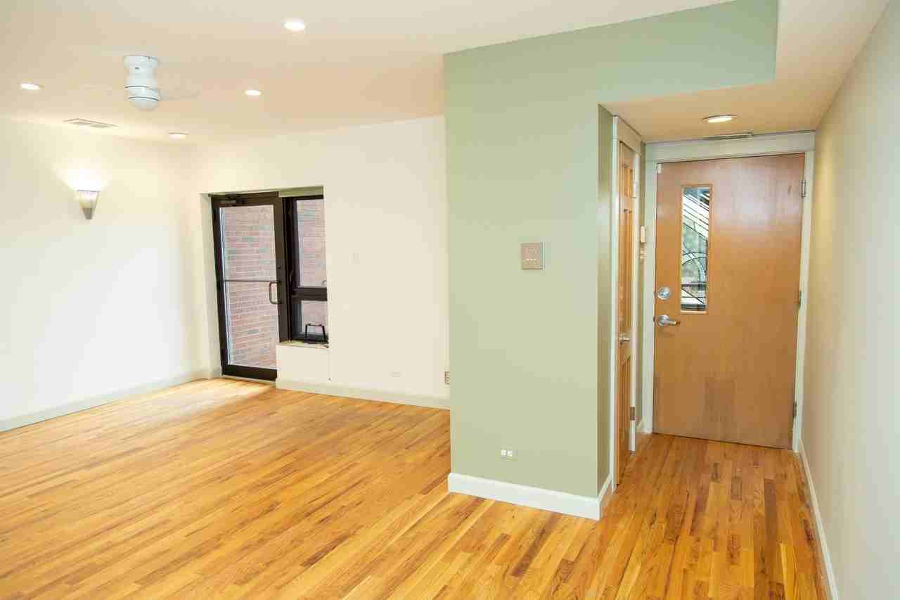 1607 Simpson St - Photo 3 of 22