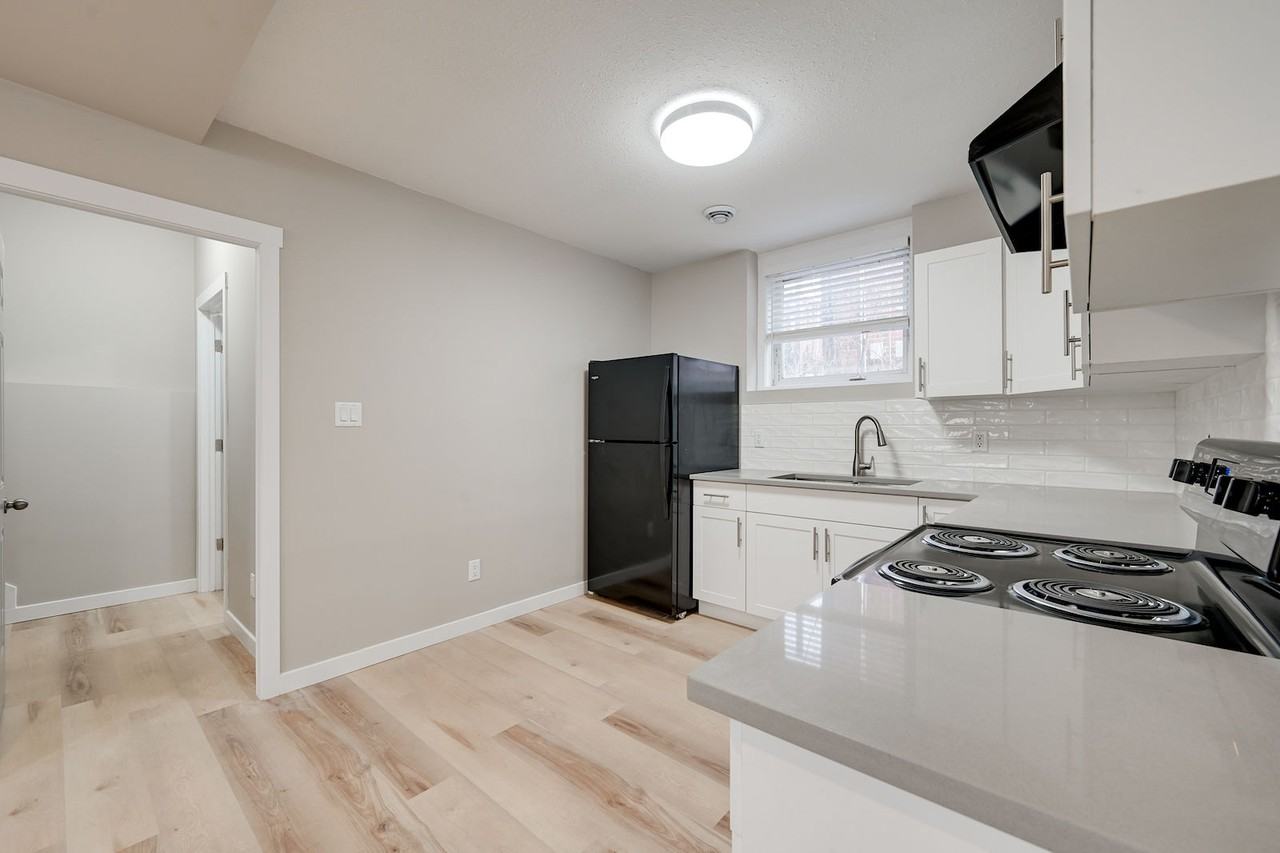 Renovated Bright 3 bed + den 1 bath lower suite*Near UofA*Insuite