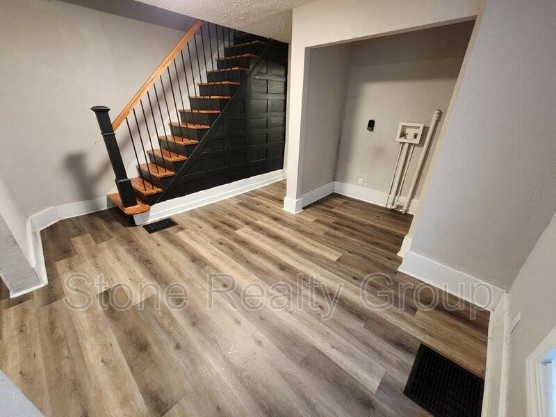 1911 N 13th St - Photo 3 of 8